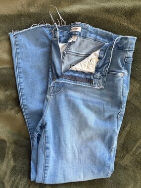 Good American Light Blue Cropped Ankle Jeans with Raw Hem